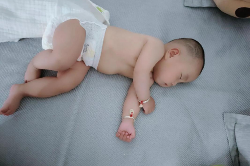 灵宝3个月宝宝怎么抱